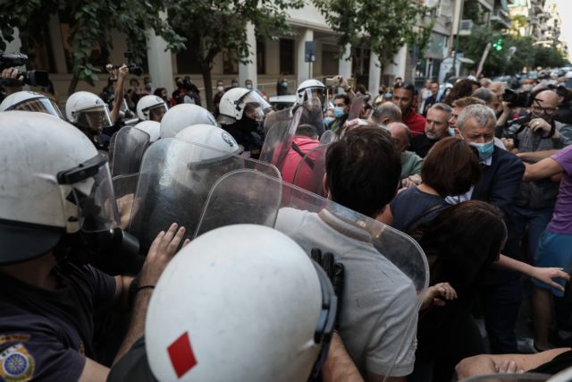 Αστυνομική βία καταγγέλλει ο πρόεδρος της ΠΟΕΔΗΝ στη διαδήλωση των συμβασιούχων