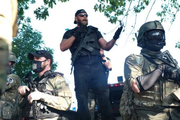 ΗΠΑ: Επεισόδια στο Κεντάκι μεταξύ διαδηλωτών κατά του ρατσισμού και ένοπλων υποστηρικτών της αστυνομίας