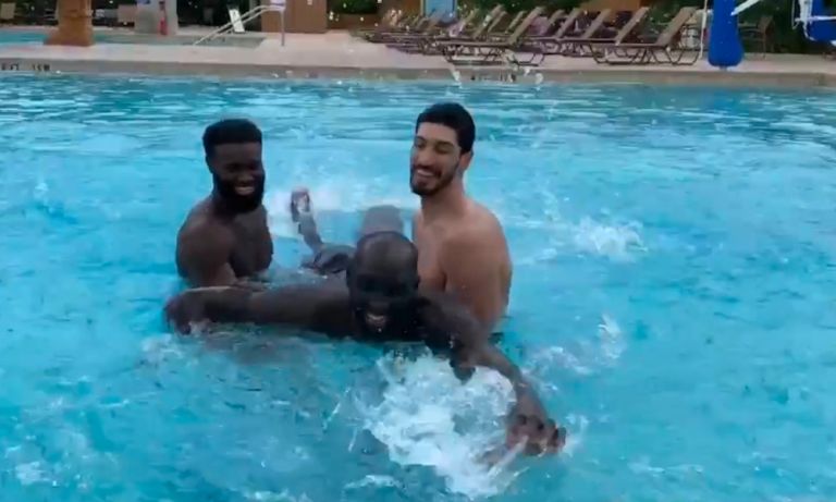 Απίθανο βίντεο: Ο «γίγαντας» Τάκο Φολ μαθαίνει κολύμπι με Καντέρ και Μπράουν