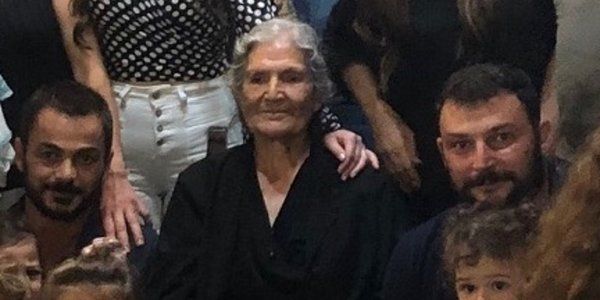 Απίστευτη εικόνα: Γιαγιά στην Κρήτη έκλεισε τα 81 και ζήτησε φωτογραφία με τους 100 απογόνους της