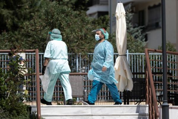 Μάχη για να μείνει υπό έλεγχο η «πυρκαγιά του κοροναϊού» – SOS για κρούσματα και νεκρούς σε κλειστές δομές