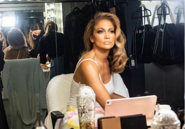 Τζένιφερ Λόπεζ: Φωτογραφήθηκε με την σωσία της και κανείς δεν μπορεί να τις ξεχωρίσει