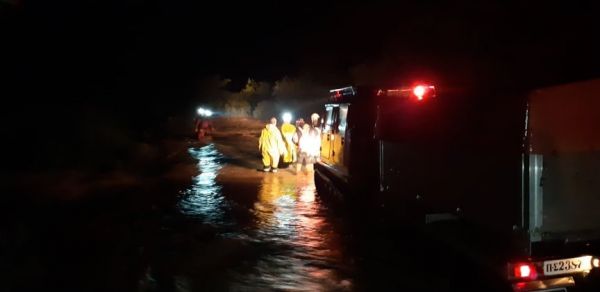 Γαντζωμένοι πάνω από 10 ώρες στα δέντρα : Συγκλονιστική διάσωση-θρίλερ για 3 εργαζόμενους στον Αλμυρό