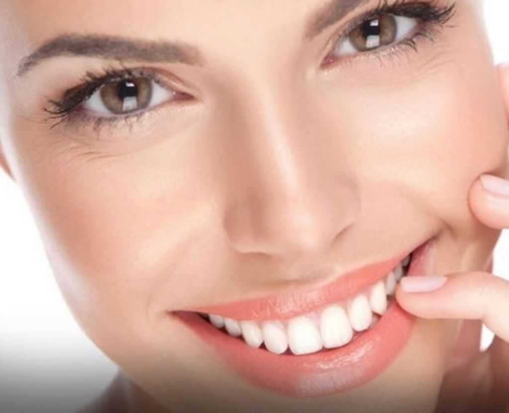 Πέντε εύκολοι τρόποι για να κάνετε λεύκανση δοντιών στο σπίτι