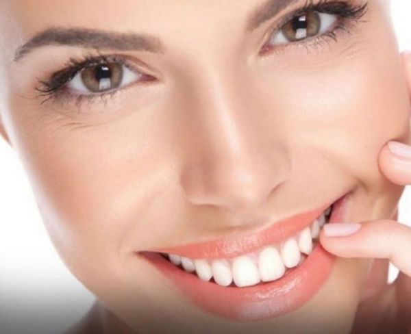 Πέντε εύκολοι τρόποι για να κάνετε λεύκανση δοντιών στο σπίτι