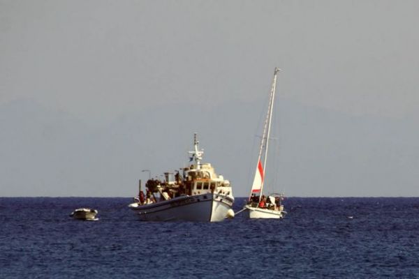 Κινδύνευσαν επιβαίνοντες σε ιστιοφόρο στο Λαύριο – Επιχείρηση διάσωσης