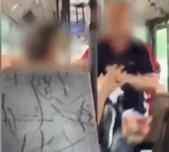 Ξύλο μεταξύ επιβατών σε λεωφορείο για τη χρήση μάσκας