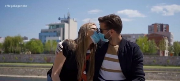 Ερωτική πράξη με μάσκες προτείνει επιδημιολόγος του Καναδά