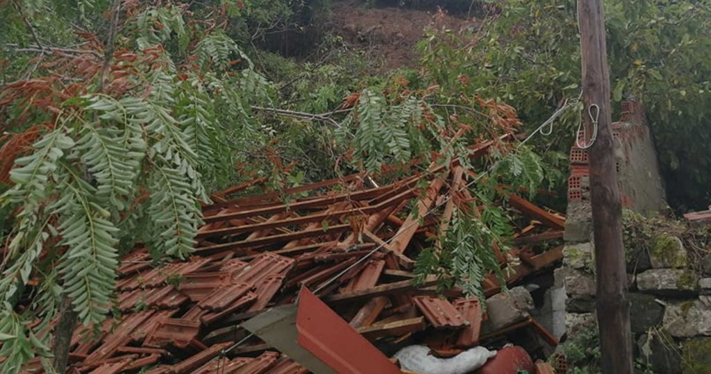 Ιανός: Μέσα στο σπίτι που βρήκε τραγικό θάνατο ο 62χρονος στην Καρδίτσα – Ολική καταστροφή στα Φάρσαλα