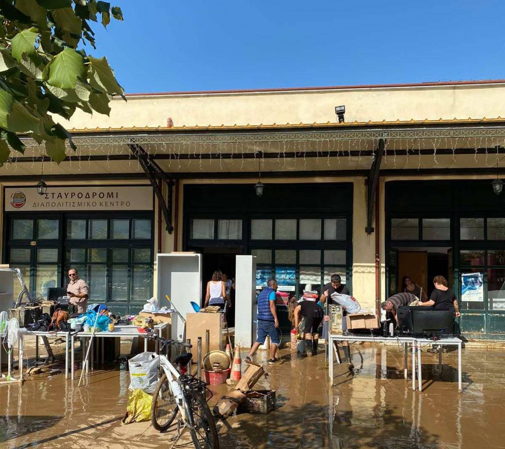 «Όποιος έχει χάσει τα πάντα καταλαβαίνει» – Πρόσφυγες στο πλευρό των πληγέντων της Καρδίτσας