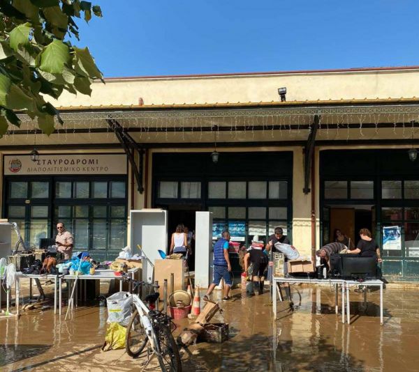 «Όποιος έχει χάσει τα πάντα καταλαβαίνει» – Πρόσφυγες στο πλευρό των πληγέντων της Καρδίτσας