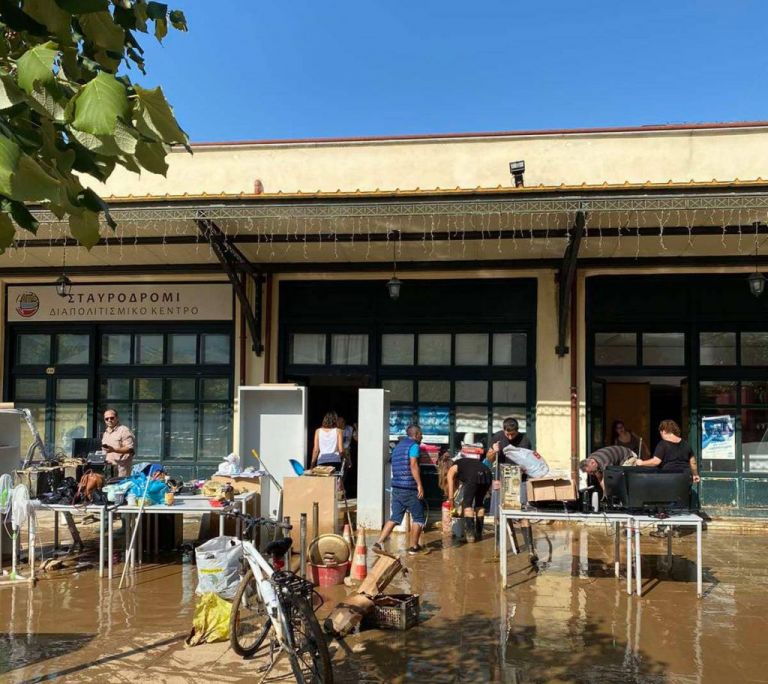 «Όποιος έχει χάσει τα πάντα καταλαβαίνει» – Πρόσφυγες στο πλευρό των πληγέντων της Καρδίτσας