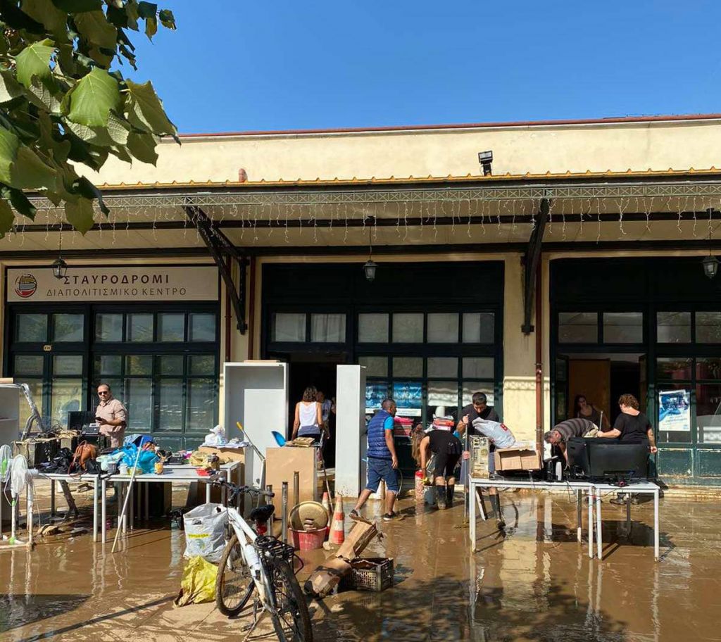 «Όποιος έχει χάσει τα πάντα καταλαβαίνει» – Πρόσφυγες στο πλευρό των πληγέντων της Καρδίτσας