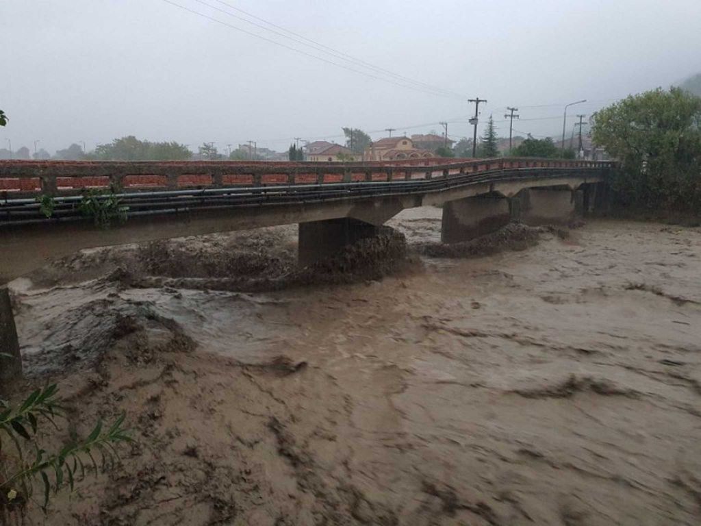 Η επέλαση του Ιανού: Δύο νεκροί και αγωνία για τους εγκλωβισμένους – Κατέρρευσαν κτίρια, έπεσαν γέφυρες και διαλύθηκαν δρόμοι