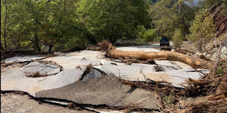 Εικόνες σοκ: Δρόμος έγινε 10 κομμάτια στην Καρδίτσα – Τον «κατάπιε» το ποτάμι