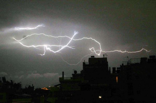SOS: Παρατείνεται έως τα ξημερώματα το έκτακτο δελτίο επιδείνωσης καιρού