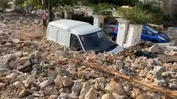 Ιανός: Θρίλερ με τους δυο αγνοούμενους στην Καρδίτσα – Εικόνες αποκάλυψης στην Κεφαλονιά, πλημμύρες στην Κρήτη