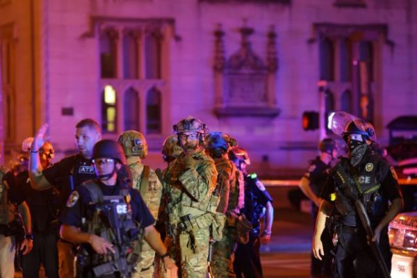 Νέα φωτιά στις ΗΠΑ : Τραυματισμός αστυνομικού από σφαίρα στη διάρκεια διαδήλωσης