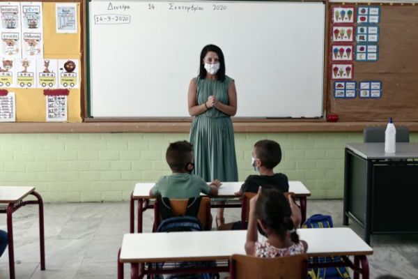 Γιγάντιες μάσκες στα σχολεία – Τι απαντά η Κεραμέως