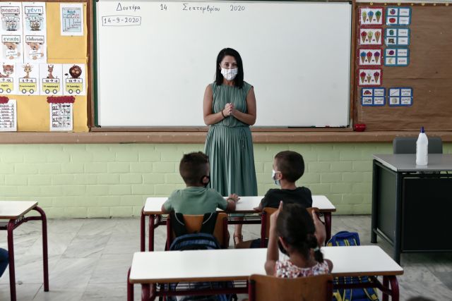 Γιγάντιες μάσκες στα σχολεία - Τι απαντά η Κεραμέως
