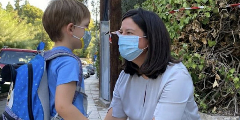 Νίκη Κεραμέως : Συνόδευσε τον γιο της στο Νηπιαγωγείο – Με μάσκα και οι δύο