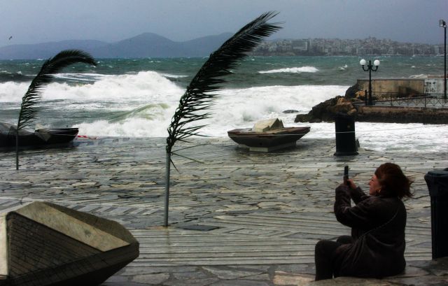Καιρός : Τρομάζουν οι προβλέψεις των μετεωρολόγων για τη βροχή και τους ανέμους του «Ιανού»