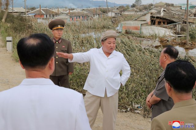 Nέα εμφάνιση του Κιμ Γιονγκ Ουν μετά από τυφώνα στη Βόρεια Κορέα