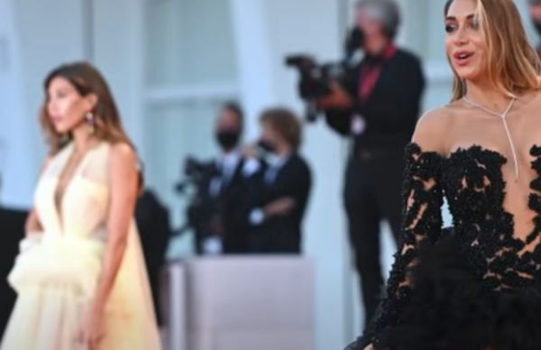 Το φιλί που «άναψε φωτιές» στο Φεστιβάλ Βενετίας