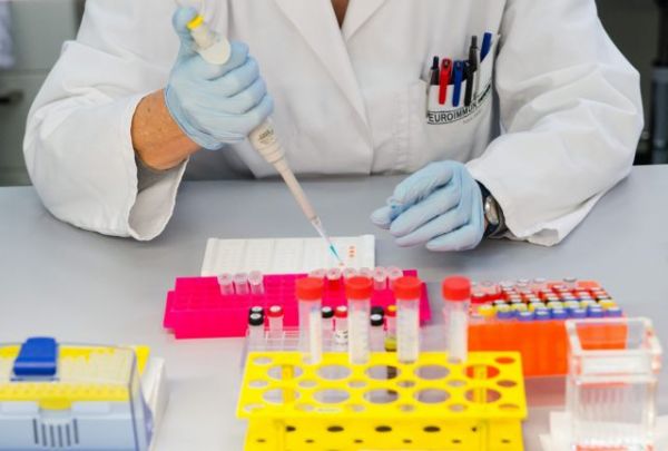 Κοκτέιλ αντισωμάτων μειώνει τα επίπεδα κοροναϊού – Αισιόδοξος ο Έλληνας επικεφαλής των ερευνών