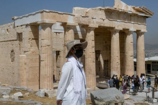 Κοροναϊός: Συναγερμός από την αύξηση κρουσμάτων – Στο τραπέζι η καθολική χρήση μάσκας