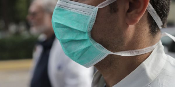 Κοροναϊός : Κόκκινος συναγερμός και σενάρια για καθολική χρήση της μάσκας