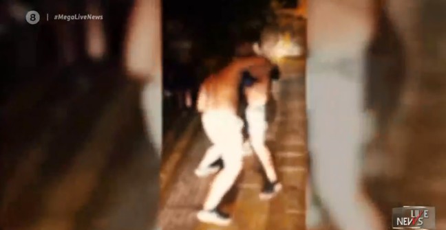 Μετέτρεψαν το κέντρο της Κυψέλης σε ρινγκ: Αυτοσχέδιοι αγώνες μποξ στο δρόμο [Σοκαριστικές εικόνες]