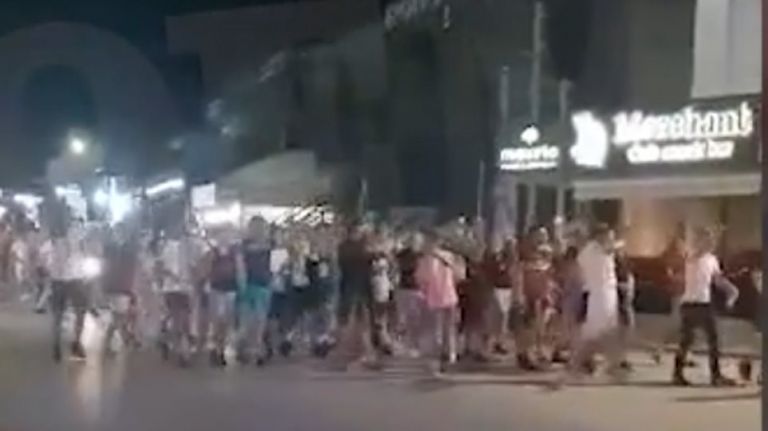 Απίστευτος συνωστισμός στον Λαγανά: Βρετανοί ξεχύνονται από τα μπαρ χωρίς κανένα μέτρο