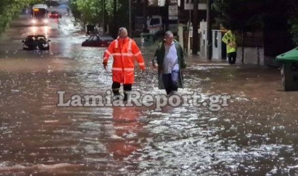 Ιανός : Πλημμύρισαν δρόμοι στη Λαμία – Εγκλωβίστηκαν αυτοκίνητα