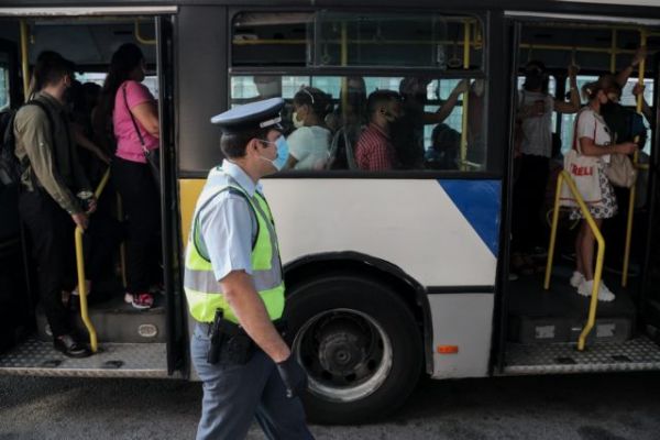 «Γολγοθάς» στα λεωφορεία: Μία ώρα αναμονή και ο απόλυτος συνωστισμός – Αυτοψία του MEGA