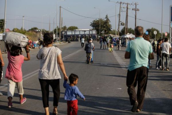 Μηταράκης: Πάνω από 5.000 στον Καρά Τεπέ – 135 με κοροναϊό