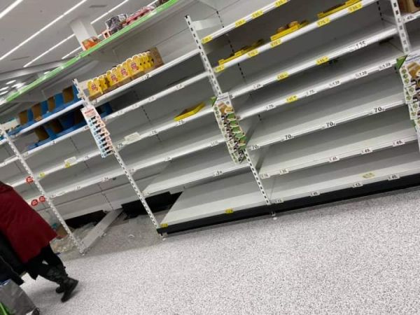 Κοροναϊός: Φοβούνται νέο lockdown στη Βρετανία – Άδειασαν τα ράφια στο σούπερ μάρκετ