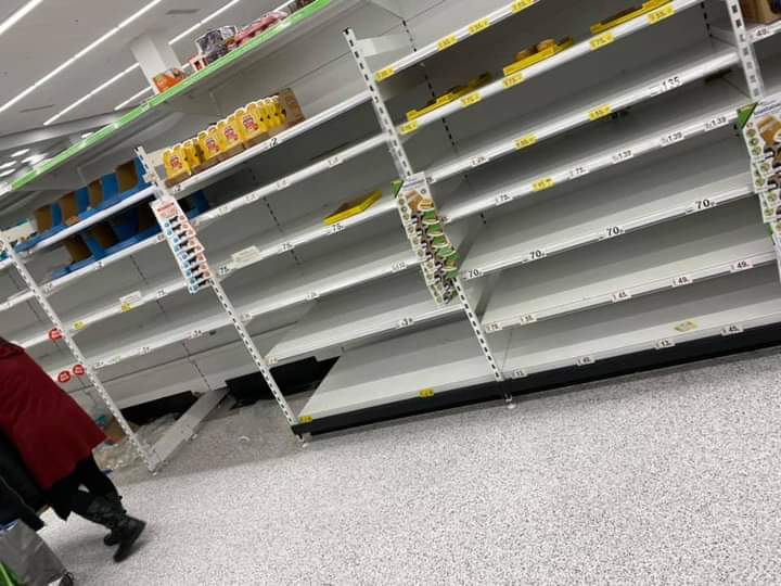 Κοροναϊός: Φοβούνται νέο lockdown στη Βρετανία – Άδειασαν τα ράφια στο σούπερ μάρκετ