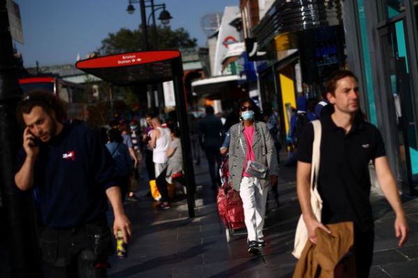 Βρετανία: Στα ύψη τα κρούσματα κοροναϊού, ενώ πλανάται το «σύννεφο» του lockdown