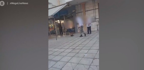 Βίντεο σοκ: Άνδρας απειλεί με όπλο και κλωτσάει στο πρόσωπο 39χρονο