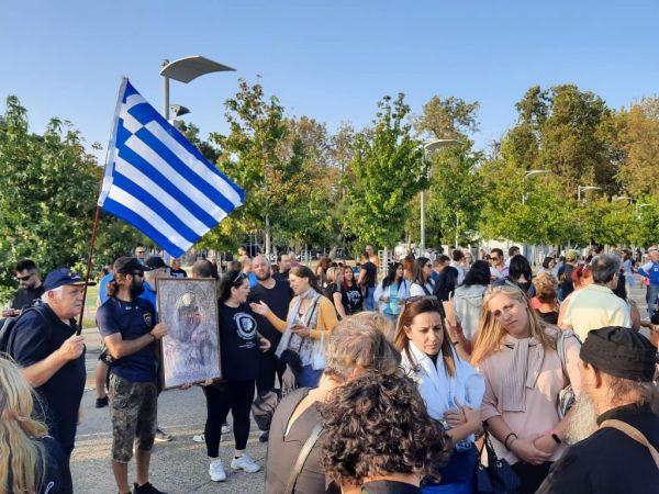 Θεσσαλονίκη : Με εικόνες και ελληνικές σημαίες η νέα συγκέντρωση συνωμοσιολόγων – Μια προσαγωγή [Εικόνες]