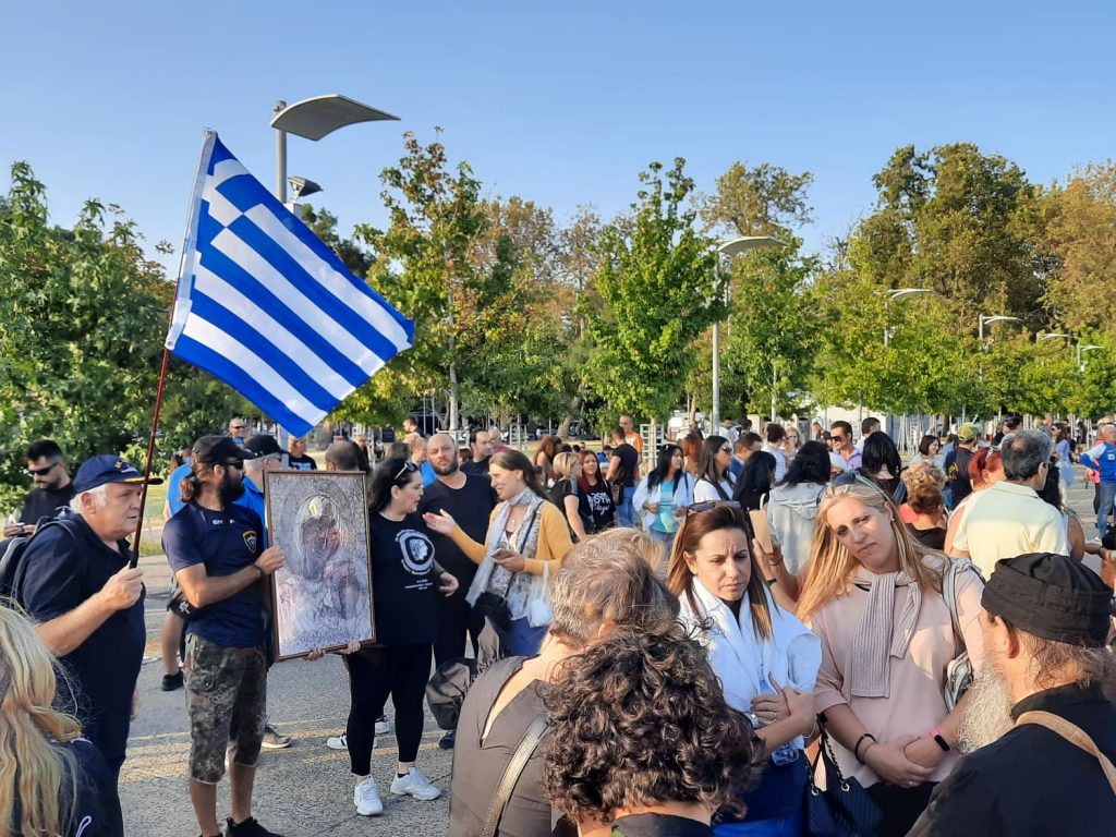 Θεσσαλονίκη : Με εικόνες και ελληνικές σημαίες η νέα συγκέντρωση συνωμοσιολόγων - Μια προσαγωγή [Εικόνες]