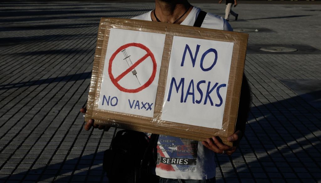 Κοροναϊός : Από τους αντιεμβολιαστές στους αρνητές της μάσκας - Το προφίλ των συνωμοσιολόγων στην Ελλάδα