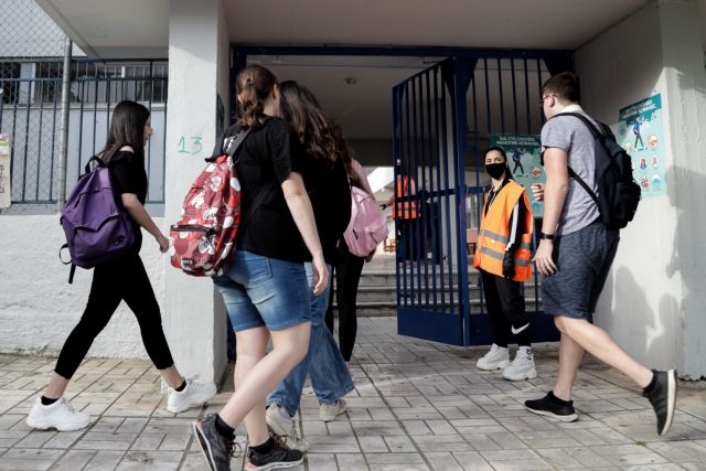 Σχολεία : Συνωστισμός στις τάξεις λέει η Γεννηματά – Λάστιχο τα υγειονομικά πρωτόκολλα λέει το ΚΚΕ