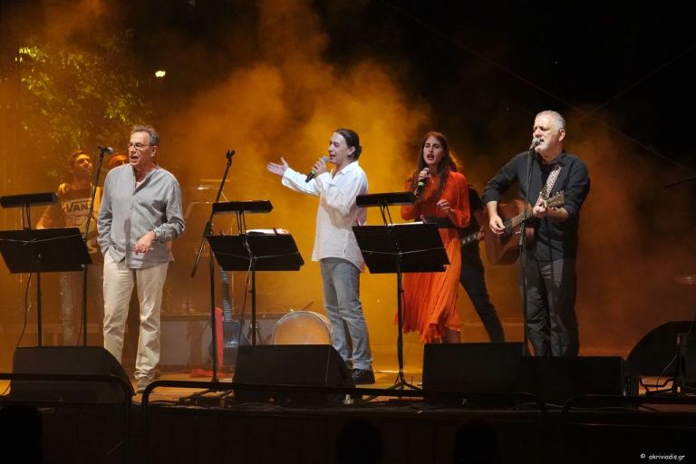 Λαυρέντης Μαχαιρίτσας: Συγκινητικές στιγμές στη συναυλία στο Μέγαρο – Τι είπε η κόρη του