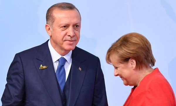 Τουρκικά ΜΜΕ: Ο Ερντογάν σκοπεύει να παραπονεθεί στη Μέρκελ για τον τεράστιο σταυρό στον Έβρο