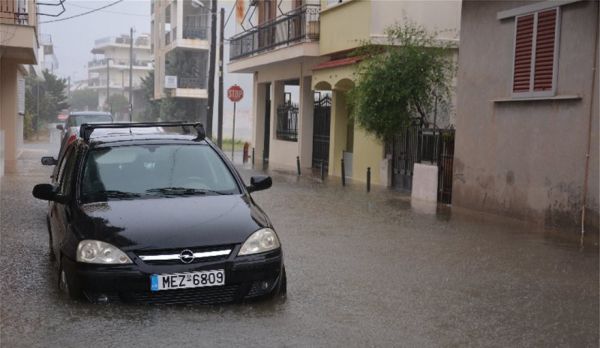 Στο έλεος της κακοκαιρίας η Δυτική Ελλάδα: «Πνίγηκαν» Πάτρα και Μεσολόγγι – Φωτιά από κεραυνό σε σπίτι στη Ναύπακτο