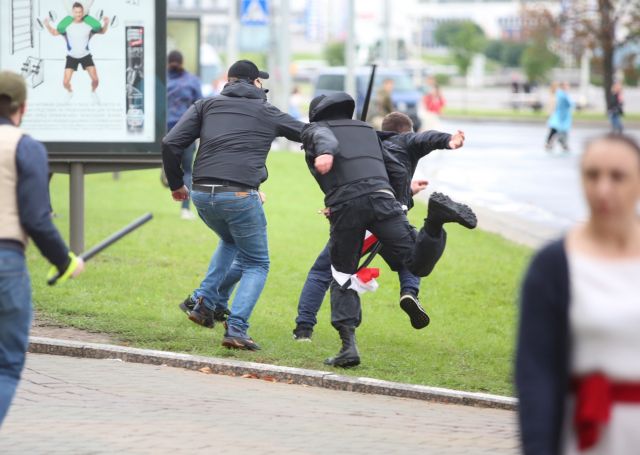 Λευκορωσία : Αγρια καταστολή των μαζικών διαδηλώσεων – «Πάνω από 200 συλλήψεις»