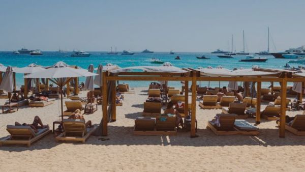 Μύκονος: Προσωρινό «λουκέτο» στα πιο διάσημα beach bar του νησιού – Θετικοί τουλάχιστον 10 εργαζόμενοι