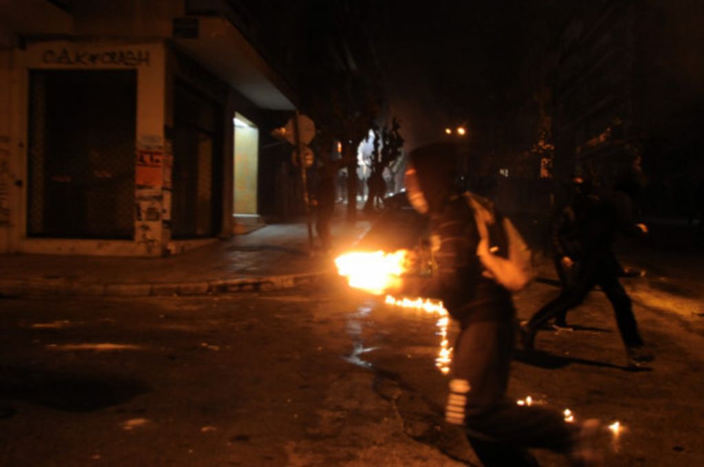 Επίθεση με μολότοφ κατά των ΜΑΤ στα Εξάρχεια – Εμπρησμοί αυτοκινήτων σε Αθήνα και Θεσσαλονίκη